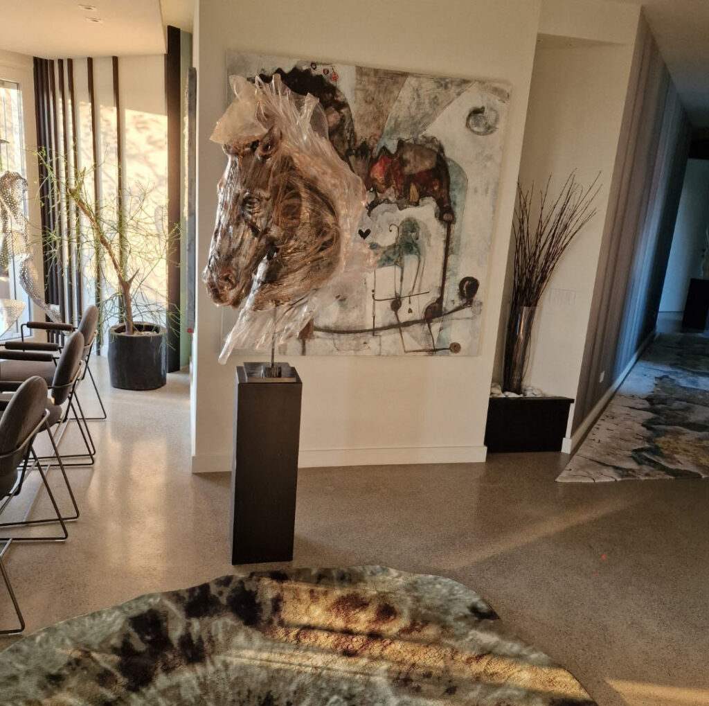scultura di un cavallo a casa - esempio di arte in casa