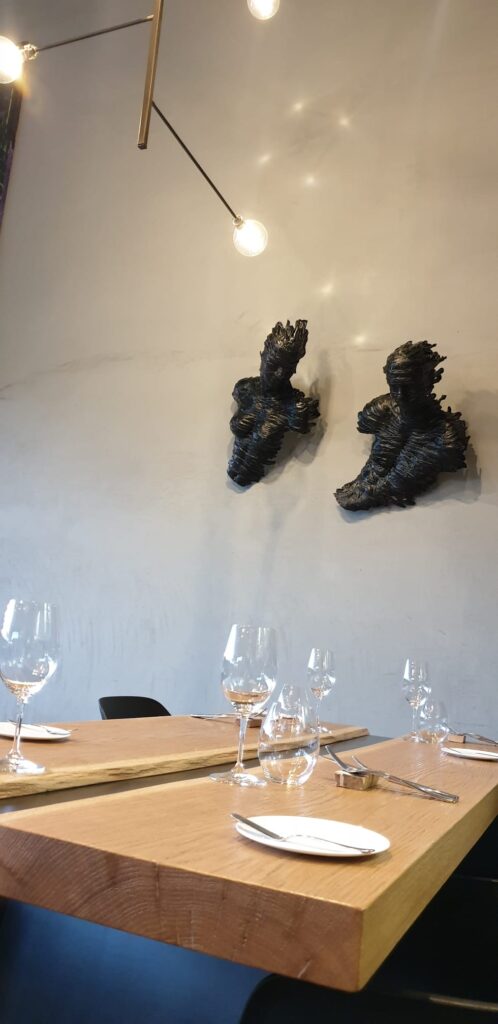 arte per l'accoglienza, sculture in un ristorante
