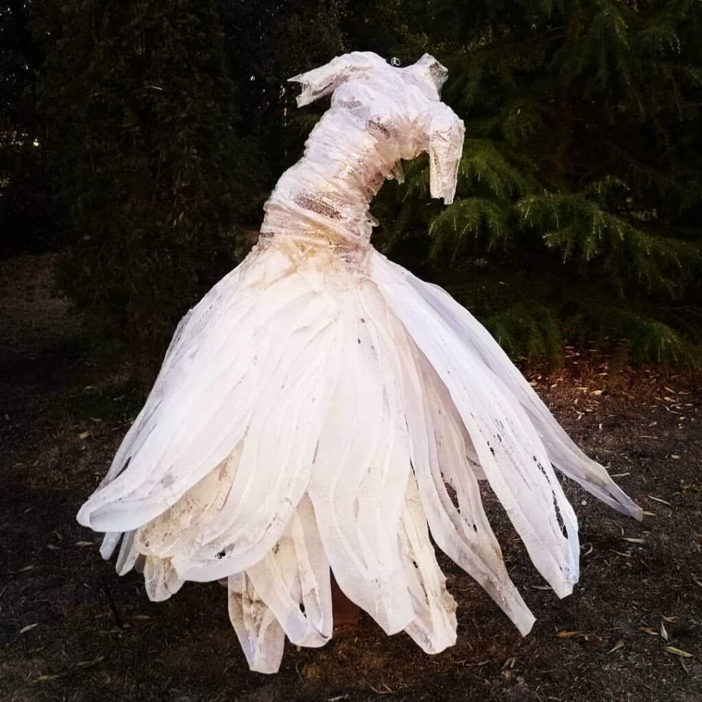 statua di una donna con gonna a fiore